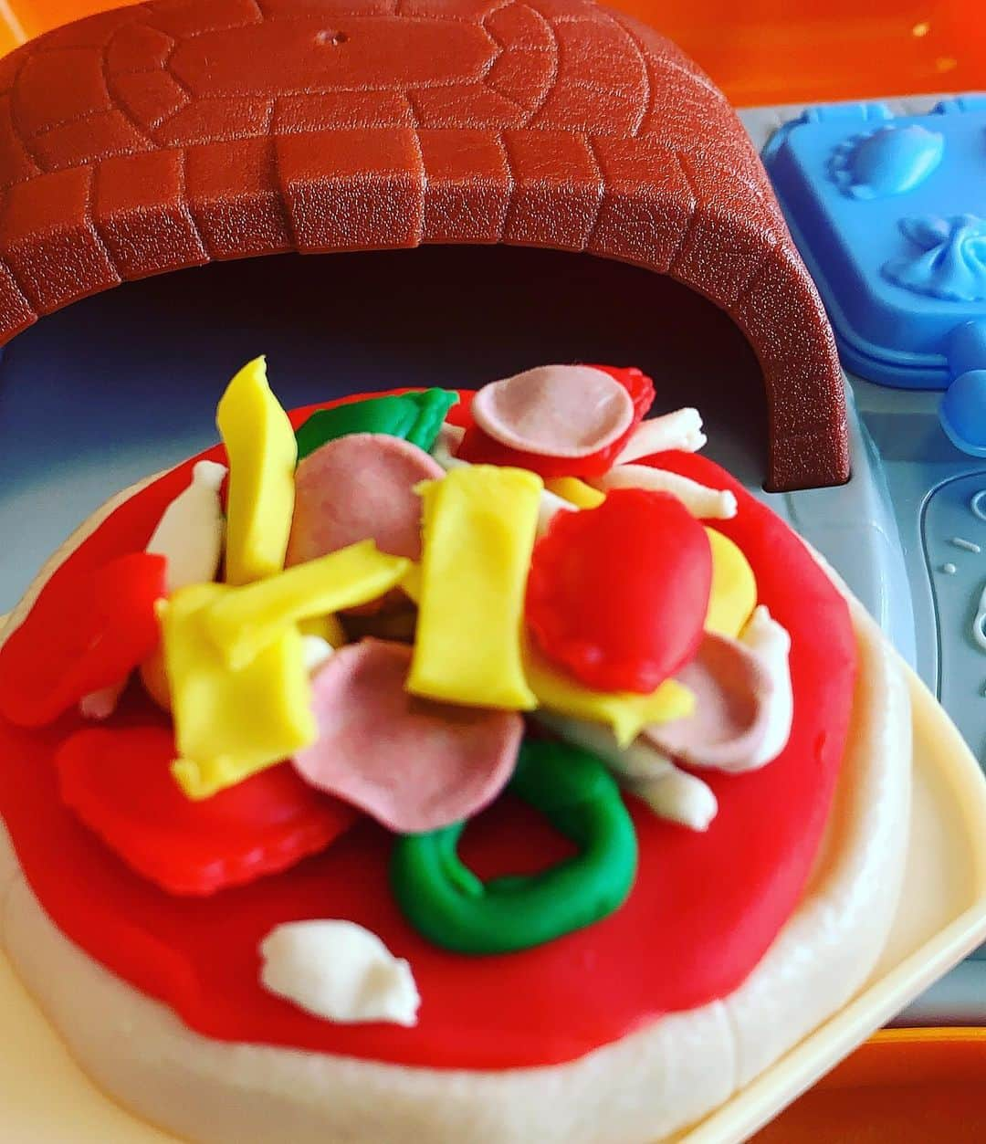 小堀ケネスさんのインスタグラム写真 - (小堀ケネスInstagram)「Play Dough time! So therapeutic.  家族でねんど遊び！🤣 いがいとハマってます。  #notdrunk #littledean #mommy #familytime #playdough #鬼ママ　#ディーン君#ねんど遊び  @mariakamiyama」5月10日 14時26分 - kenkob0903