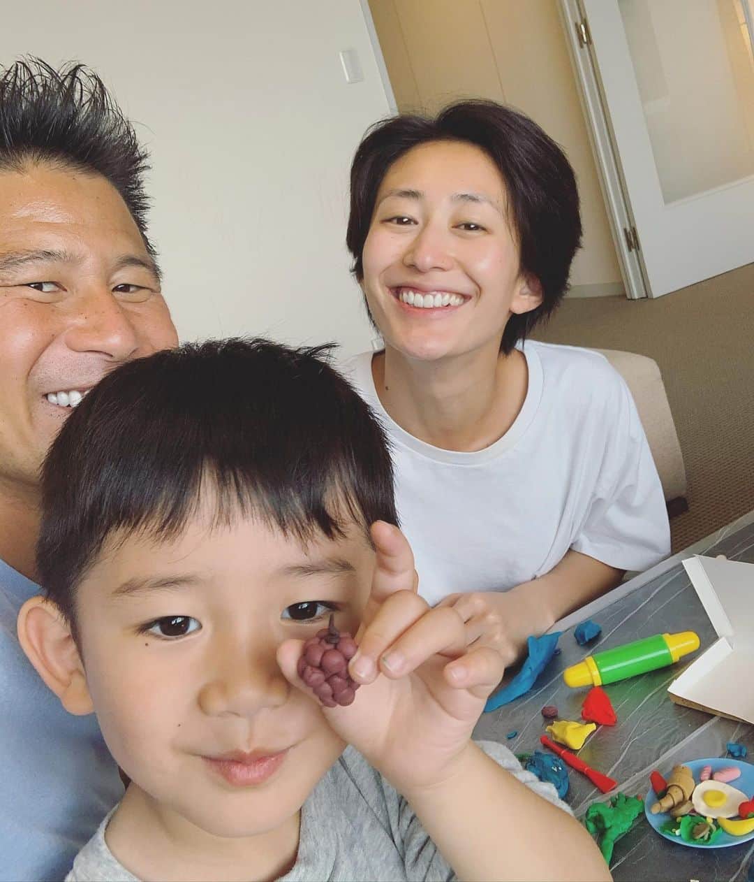 小堀ケネスのインスタグラム：「Play Dough time! So therapeutic.  家族でねんど遊び！🤣 いがいとハマってます。  #notdrunk #littledean #mommy #familytime #playdough #鬼ママ　#ディーン君#ねんど遊び  @mariakamiyama」