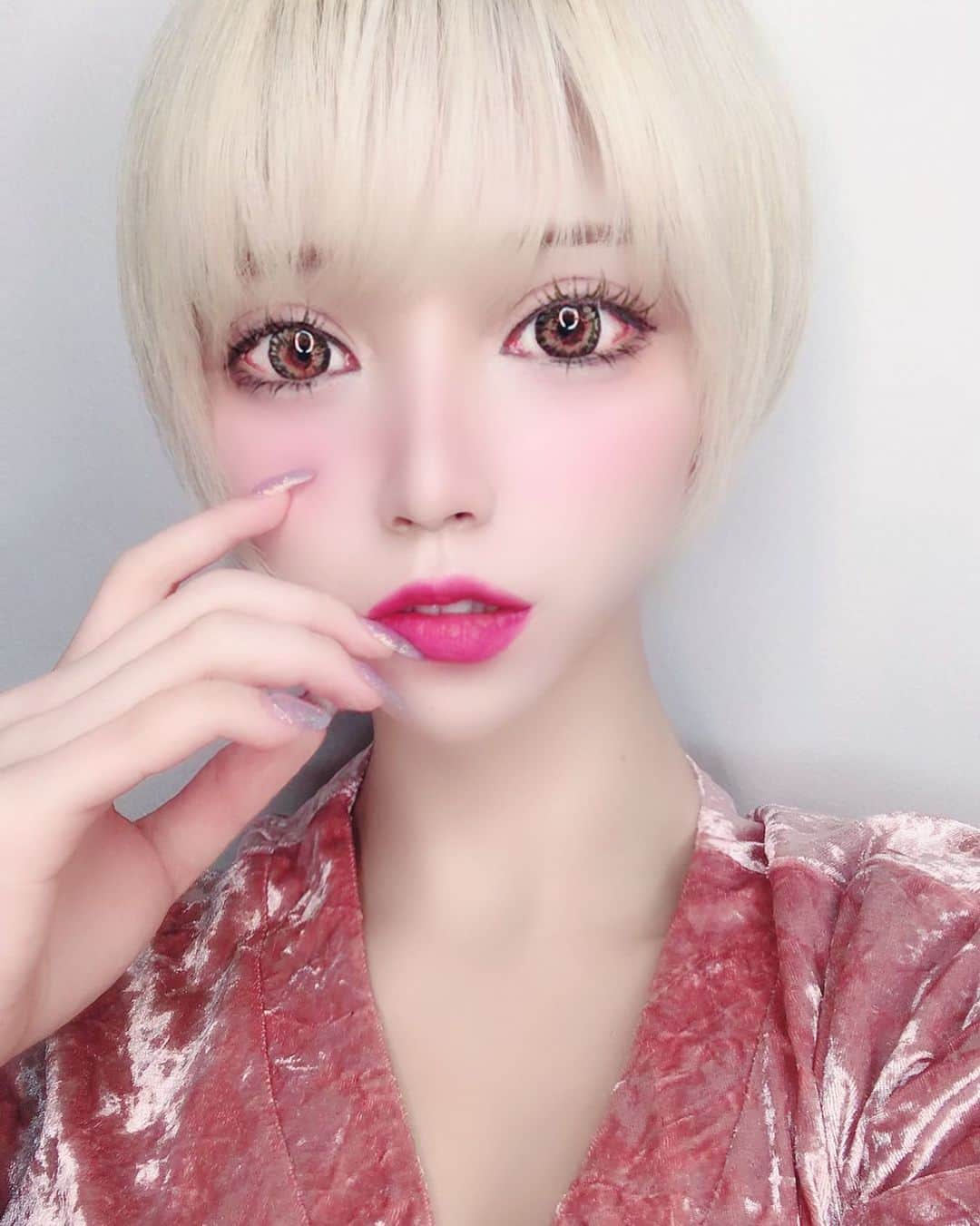 侑季美怜のインスタグラム：「香水をつけない女性に未来はない。 ・ ・ 香りは、人の脳の深い部分に結びついて、記憶を呼び起こす作用があると言われます。つまり、自分の香水が大切な人にとって自分を思い出させる香りになると言うこと。だから、いつだって1番大好きな香水をまといましょう。 「香りなんて…」と思うかもしれませんが、人が香りから得る印象は思った以上に大きいのです。 ・ ・ ・  #金髪ショート #ショートヘア　#ミニーショート　#金髪　#ハーフ　#韓日ハーフ　#モデル　#美人　#女優　#東京　#beauty  #girl #japanese #セクシー　#可愛い　#美脚　#谷間　#キャバ嬢　#キャバ　#おしゃれ　#ファッション　#ブランド　#美容　#エステ　#ネイル　#ヘアモデル　#脱毛　#ダイエット」
