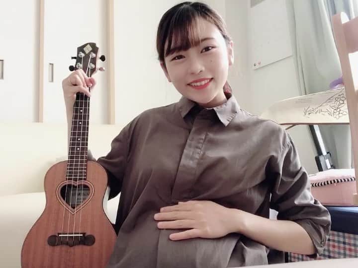 のインスタグラム：「. 愛は勝つ/KAN #このレレ Part64🎸 . #おうち時間 #stayhome to me!!! 自分のためのエール曲💪💖 がんばれぇぇぇ👶🏻 . . #マタニティ #ウクレレ #ウクレレ女子 #ukulele #matanity #生産期 #臨月 #38w0d #予定日5月 #妊婦生活 #胎教 #愛は勝つ #マタニティライフ #初マタ #プレママ #弾き語り #instagood #instalike #followme」