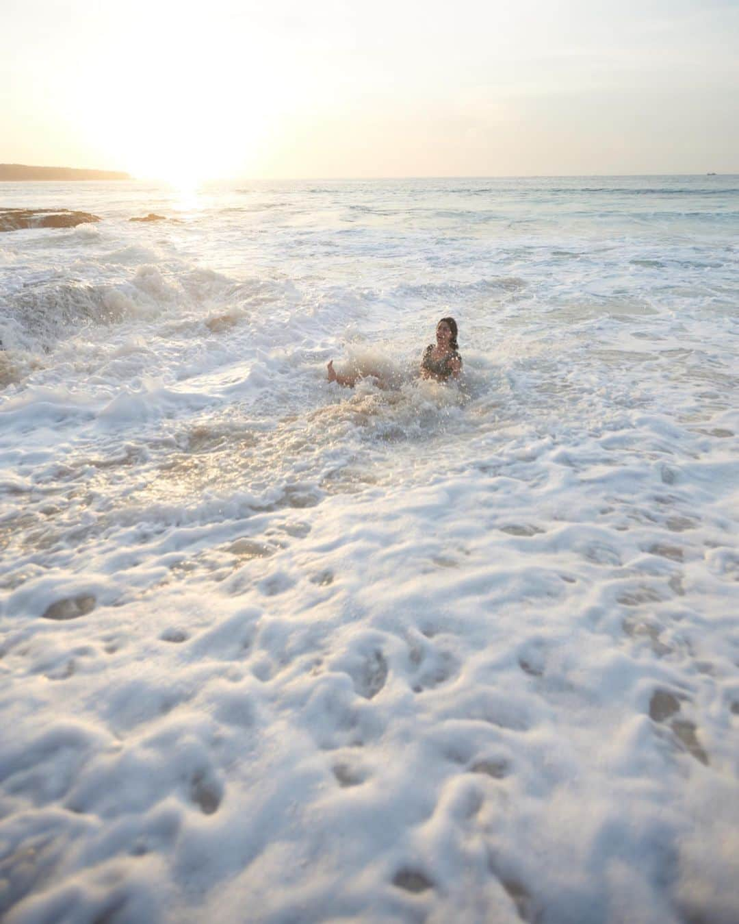 JUNNAさんのインスタグラム写真 - (JUNNAInstagram)「SUNSET SWIM☀️ #ETRE水着 今回の撮影はバリ島に住む従兄弟が ロケ地の案内をしてくれました。  日頃サーフィンをしているので ステキなビーチを沢山案内して貰いました。  バリは何度か訪れた事がありますが、 大自然の中での撮影ははじめて。  ウブドでは大量の虫にビクビクしたり 撮影中は蚊との戦い。 猿に衣装を狙われたり、 海では海藻でかぶれたり...。 毎日早朝に起きてサンセットを待っての撮影。 くったくたになってビーチで見るサンセット。 美しい大自然の中で過ごした濃厚な時間。  どの写真を見返しても本気で楽しんでいる。 幸せな思い出。 ・ ・ ・ 5月14日19時 第2弾SWIM COLLECTIONの発売です！！ #思い出#etretokyo#junna🧜‍♀️#junna✈️ #2020etre_ss」5月10日 14時57分 - junna