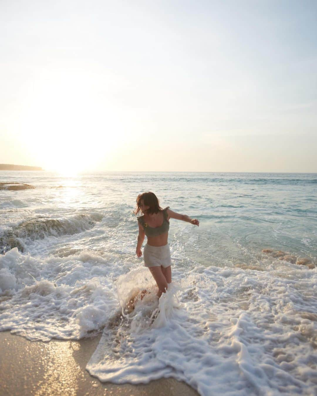 JUNNAさんのインスタグラム写真 - (JUNNAInstagram)「SUNSET SWIM☀️ #ETRE水着 今回の撮影はバリ島に住む従兄弟が ロケ地の案内をしてくれました。  日頃サーフィンをしているので ステキなビーチを沢山案内して貰いました。  バリは何度か訪れた事がありますが、 大自然の中での撮影ははじめて。  ウブドでは大量の虫にビクビクしたり 撮影中は蚊との戦い。 猿に衣装を狙われたり、 海では海藻でかぶれたり...。 毎日早朝に起きてサンセットを待っての撮影。 くったくたになってビーチで見るサンセット。 美しい大自然の中で過ごした濃厚な時間。  どの写真を見返しても本気で楽しんでいる。 幸せな思い出。 ・ ・ ・ 5月14日19時 第2弾SWIM COLLECTIONの発売です！！ #思い出#etretokyo#junna🧜‍♀️#junna✈️ #2020etre_ss」5月10日 14時57分 - junna