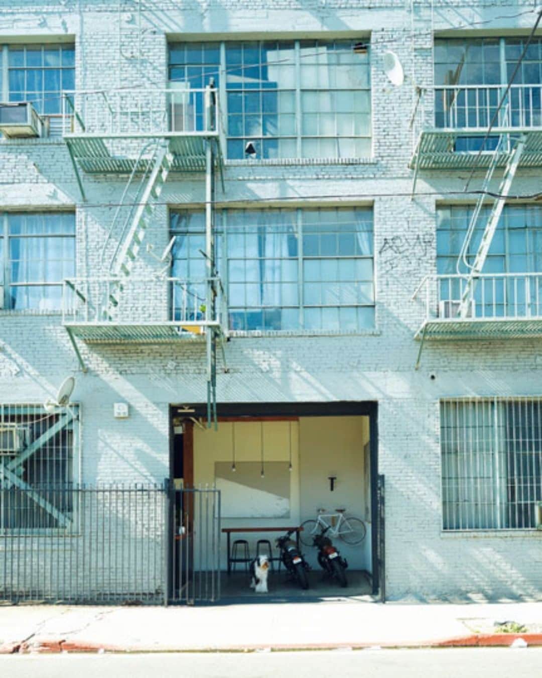 ブルータスさんのインスタグラム写真 - (ブルータスInstagram)「【居住空間学2020★発売中】 現代の日本を代表する家具職人、〈TRUCK furniture〉の黄瀬徳彦さんのLAの家はダウンタウンに位置する大きな集合住宅。そこにはさまざまなアーティストたちが住み、彼らとの交流から新たな発想が生まれ始めているという。 #BRUTUS #居住空間学 #住まい #インテリアデザイン」5月10日 15時00分 - brutusmag