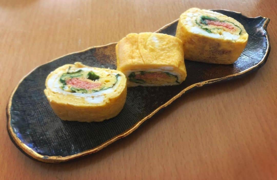 のインスタグラム：「息子が『久しぶりにあれ食べたい、卵焼き！』ふわふわの卵焼き〜。そういえばお弁当作りが終わって以来卵焼きは作っていなかったかも😊明太子がちょうどあったので明太子入りの卵焼きを作りました。ジュッっていういい音にクルンと巻きながら作る。毎朝焼いていたお弁当作りの日々を思い出して懐かしくなった。思い出さしてくれてありがとう。これからも色んな卵料理作ろう🍳 🌷今日は母の日ですね☺️ #母の日 #卵焼き  #息子のお弁当  #明太子入りの卵焼き  #ふわふわ #リクエスト  #夜は何作ろう  #リクエスト #遠山景織子」