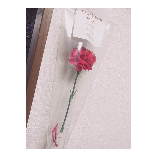 山内優花のインスタグラム：「. 母の日  いつでもずっと 1番近くで応援してくれる母 ありがとう　だけでは全然 足りない感謝を込めて。  お母さんが、 もっと自由に、もっと楽しく これからも過ごしていけますように。」