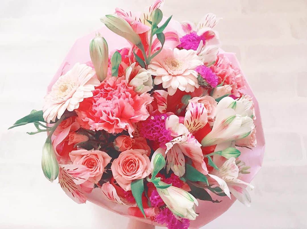 藤後 沙織 とうごさおりさんのインスタグラム写真 - (藤後 沙織 とうごさおりInstagram)「母の日だね😊 離れていてもいつも優しさを届けてくれるお母さん♥︎ あたたかくて、いつも味方でいてくれるお母さんがいるって 本当に幸せなこと♡ 私のお母さんが私のお母さんでよかった🌸 いつもありがとう💐 ・ ・ #母の日#母の日2020#いつもありがとう#hmd #happymothersday#mothersday#bouquet#flowers #specialthanks#thanksday#happy#pinkbouquet」5月10日 15時07分 - saori_togo