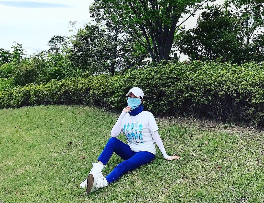 小川知子さんのインスタグラム写真 - (小川知子Instagram)「#散歩🚶🏻‍♀️ #母の日 #手作りマスク #小川知子  母の日でカーネーションを買う人が並んでた。  お母さんは大変ですよね〜 今は家で三度の料理。 お疲れ様でございます。 👏👏👏💐💐💐」5月10日 15時09分 - tomoko_ogawa_