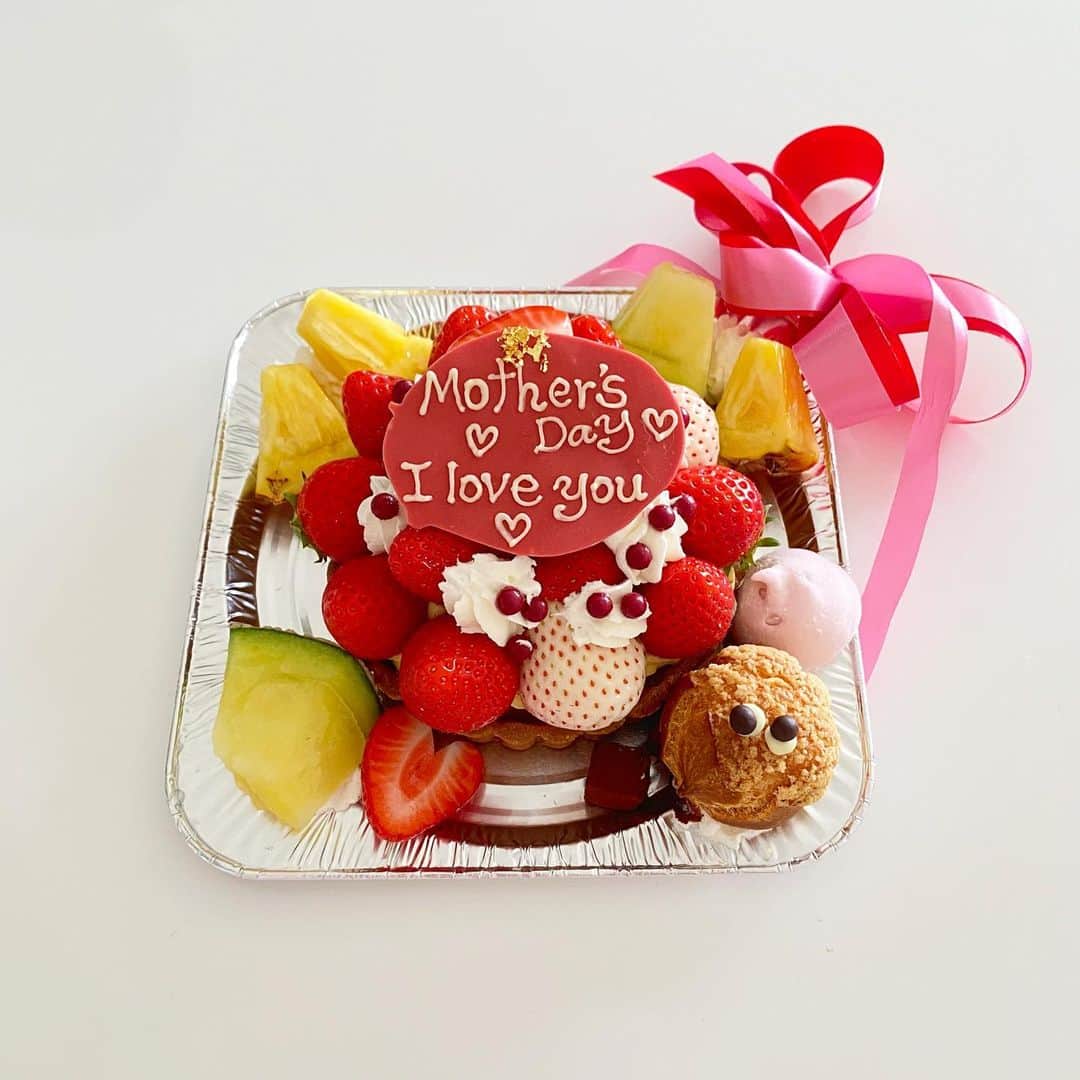 姫野れみのインスタグラム：「mother's day🌷 "大切なお母さんにありがとうを伝える日"が まさか自分にもくるなんて🥺✨夫が自主練帰りに サプライズでケーキを持って帰ってきてくれました😳！ こっそり連絡をとって予約してくれていたみたいで プレートにお願いした "いつもありがとう" が "I LOVE YOU" になってたよ！と言ってたけど... 照れ隠しかな🤫♡笑笑 毎日娘とたくさん遊んで、進んで手伝ってくれる夫と 毎日たくさん笑って、食べて、寝てくれる娘♡ こちらこそ、母にしてくれてありがとう🥰 そしてフォロワーのママさん、いつもお疲れ様です！ ・ #mothersday #happymothersday #母の日」