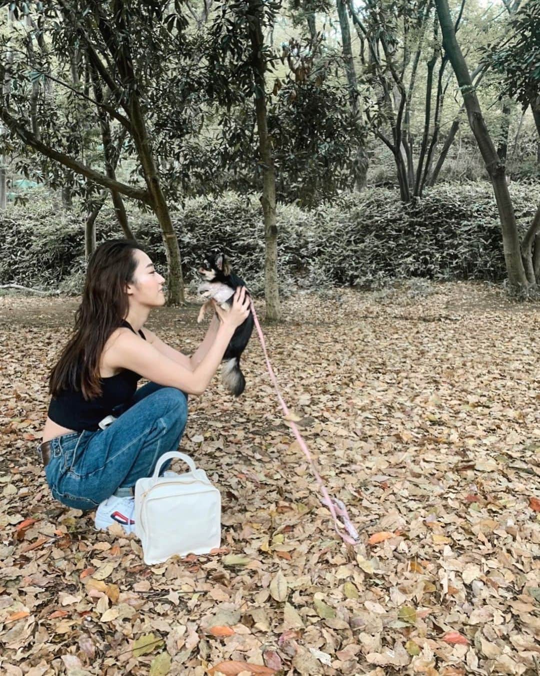 のインスタグラム：「私の外出はスーパーと近所の公園のみ。 公園に行くのがちょっとピクニック気分☀️ 今日はケンタッキーテイクアウトして幸せ🙈❤️ 梅雨になったら... 公園行けないなぁと... わんちゃん達がお外大好きだから ベランダにウッドパネル敷いてみようと思って、オンラインで注文してみた👏 ちょっとでも外の空気や匂いを感じたいかなと🐶 鞄は使いやすくてお気に入りの @_lifestylist_ のもの。 . #お散歩#おうちコーデ#チワワ#ファッション#鞄」