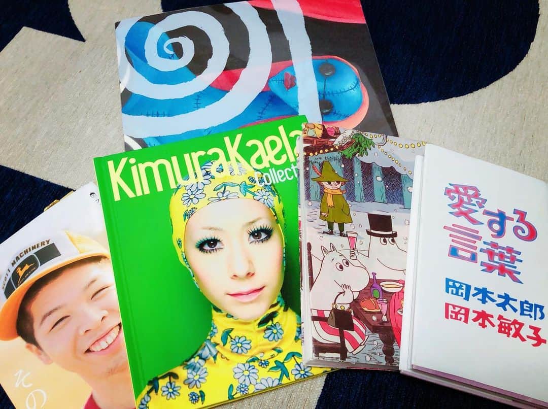 和田美枝のインスタグラム：「大切にしてる本たち📚📚📚 基本あまり文字だけがズラズラ〜と書いてるのは読まないけれど、というより読めないけれど😅w（読めるよーになりたい）  岡本太郎さん、敏子さんの愛する言葉はオススメしてもらったもの。 大切な一冊に！！ 気分で開いたページをランダムに読んでから1から読むスタイル。  カエラちゃんのは飾っているし、ページを開けは元気が出る宝物✨  ムーミンのカバーは旅の本。 一人旅する時に持ち歩いてメモったり、カバーを作って持っていく。  ティムバートンのは2冊あるw  DJケミカルのは顔面ものすんごいタイプw  文字がズラズラ〜っと書いてる本で私でも読めそうなオススメなのがあれば、本をこよなく愛するプロの方たち教えて下さい😁w  @kana_mikura0223  さんからの #bookcoverchallenge #ありがとうございました♡」