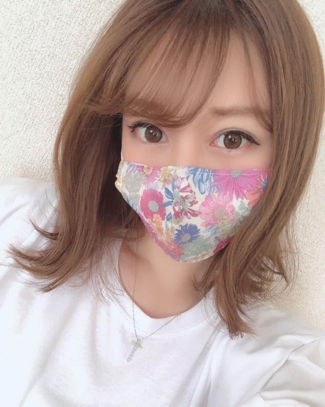 工藤紬のインスタグラム：「﻿ ﻿ 今年の母の日は宮崎でお花屋さんをやっている﻿ お友達にお願いしました💐﻿ ﻿ とっても綺麗で豪華で感動しちゃった😢﻿ 可愛い手作りマスクも一緒に入れてくれてて😢﻿ 友美さんの優しさにほっこり…✨﻿ 忙しいのにありがとうございました🙇‍♀️💕﻿ ﻿ @blessyou0930 @tomomi_yuji ﻿ #母の日 #母の日プレゼント #お花 #生花 #生花アレンジ #宮崎 #blessyou #flower #mothersday ﻿」
