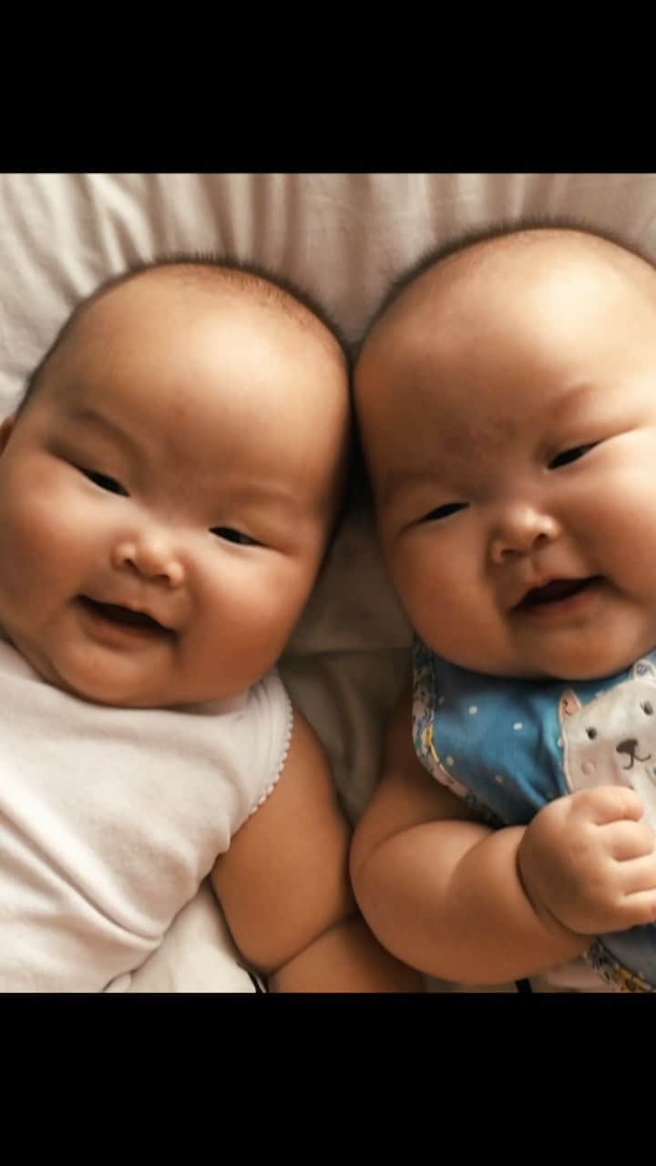MOMOツインズのインスタグラム：「I appreciate the pretty little cards that you took time to make for me, but know my little ones, you are my greatest gifts. I will always remember the first time I laid eyes on you and held you in my arms. That love and joy that swelled up in my heart, made me complete. Thank you for making me your mom and needing me always, through all those sleepless nights, tantrums and daily chaos. Thank you for showing me what it is to love selflessly and to give whole-heartedly. Thank you for constantly pushing my buttons and making me work on my patience.  Thank you for loving me despite my many shortcomings. In your eyes, I know I will always be perfect. Because of you, the simple moments in life are now more beautiful than before.  Thank you for giving me a greater purpose in life. I’m blessed and forever grateful ❤️ #happymothersday」