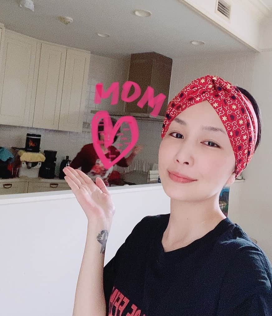 中島美嘉さんのインスタグラム写真 - (中島美嘉Instagram)「. いつもありがとう お母さん❤︎ #happymothersday#おうち時間も#母のおかげで楽しいよ#いつも食事を作ってくれるので#今日くらいは#楽してもらおう！#あたかも自撮りしてるように#隠し撮り#写真が苦手な母#髪伸びきって#ターバンですみません、笑#感謝」5月10日 15時18分 - mikanakashima_official