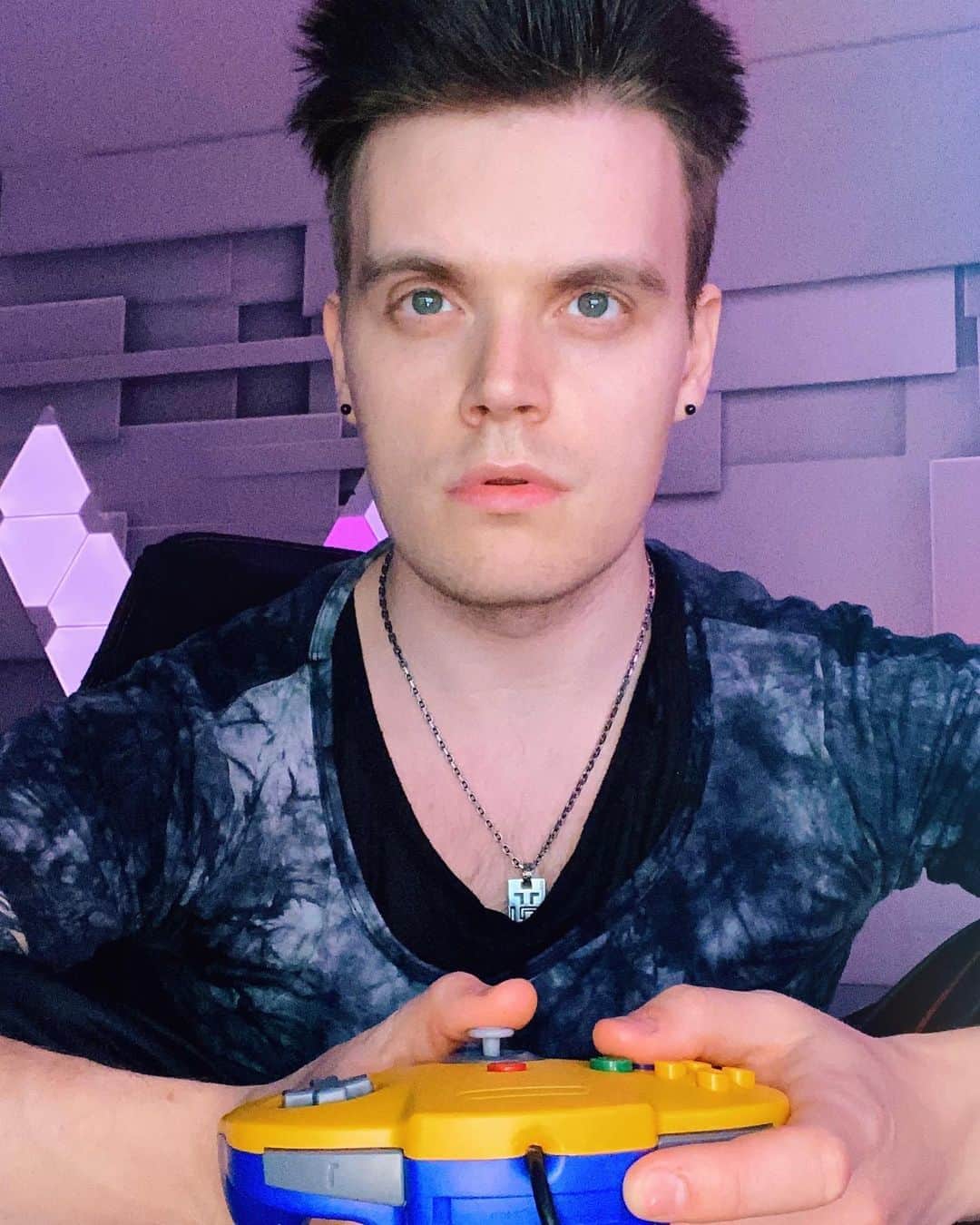 iBlaliのインスタグラム：「Zocke bissl auf meiner XBOX hihi #gamerboy」