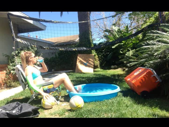 エイプリル・ロスのインスタグラム：「Guys I think I finally figured out how to do quarantine 🏖🏐🍹 #workhard #staysharp #butrelax  I hope you’re all finding a way to unwind and stay sane this weekend! 💕」
