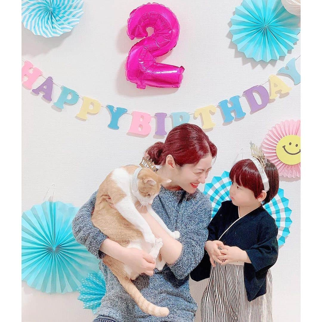 田澤友子のインスタグラム：「愛すべき甥っ子（2歳）と　 我が子（猫♂3歳）の合同誕生日パーティー🎂 ・ 不安な毎日の中でも、無条件の愛と優しさをくれる 大切な家族の存在に感謝しかありません。 ・ この子達が安心して笑顔で暮らせる 世の中にしなくては。 ・ これからの一年も、楽しい毎日にするからね♡ ・ ・ #甥っ子2歳おめでとう  #ミント3歳おめでとう #保護猫 #合同誕生日会  #私のことをピアンと呼ぶ甥っ子 #友達か恋人だと思っている #ミントはもはや私のストーカー #甘えん坊が過ぎる  #子供と猫からのモテ期到来 #可愛すぎる存在 #存在に感謝」