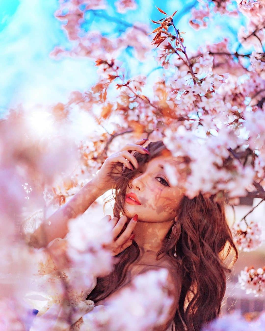 真優川咲さんのインスタグラム写真 - (真優川咲Instagram)「#🌃#🌸#🌒#💜 ✨ ❀ #真っ暗闇 の中に ひっそりと咲く#桜 は #昼間 咲く#さくら と また違う#魅力 があって #好き。🥰 💗🌙🌸✨ ❀ この写真は 暗くて全然見えなかった #夜桜 に めめ🍓が魔法かけてくれてくれたもの🌸 #神秘的...👏🏻🥺︎💕︎🌌🌸🌚🌞🌝 ❀ 来年はもっと#春 を満喫したいな..🌷 大好きな人達と 沢山 お外で遊びたい ..🥰🌸 その為に今は 徹底して #stayhome だね🤝🏡 ⭐️ ❀ ❀ そして #医療従事者 の皆様や 私達の #生活に必要な事業 で働く方々に 心から感謝申し上げます✨ いつもありがとうございます 👏🏻💖 #感謝 #自粛 #stayathome  #enjoyhome #cherryblossom  #nightcherryblossom #Love #咲to桜🌸」4月26日 7時11分 - saki_411