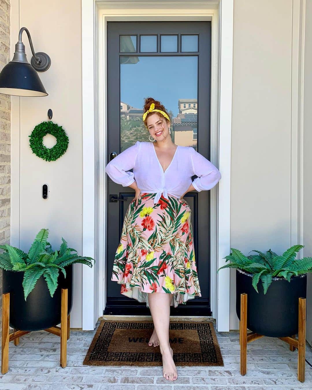 ブリー・キッシュのインスタグラム：「how many times a day can you listen to “close to me” by the cure until it becomes weird?.. that limit does not exist 🌺✨🍉🍍🥥」