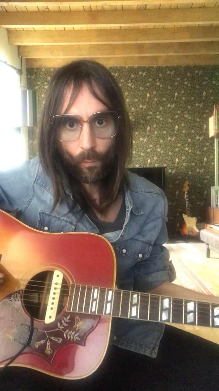 のインスタグラム：「I chose to sing ‘Il cielo in una stanza’ (The Sky in a Room) by #GinoPaoli because the lyrics are a poetic masterpiece. Gino Paoli said he wrote it for a prostitute in a brothel in Genoa, and I believe him, but it's amazing how at the same time words can adapt very well to situations very distant from the one that originated them. For example, they are perfect for these surreal days of quarantine; the song is exactly me, the days I'm living, my present. Singing this song makes me feel good, breaks through the ceiling, brings me out of the dark.” @francesco_bianconi_official—who walked the #GucciCruise18 show in Florence—from @baustelle_official shares this video with the #GucciCommunity as a message of solidarity, kindness and well-being achieved through creativity. #AlessandroMichele @alessandro_michele The #GucciCommunity stands behind aiding those most vulnerable in this crisis, join by donating now to the @unfoundation’s #COVID19 Solidarity Response Fund in support of the World Health Organization @who, and locally with @intesasanpaolo's #ForFunding campaign which supports the Italian Civil Protection Department  #DipartimentoProtezioneCivile.」