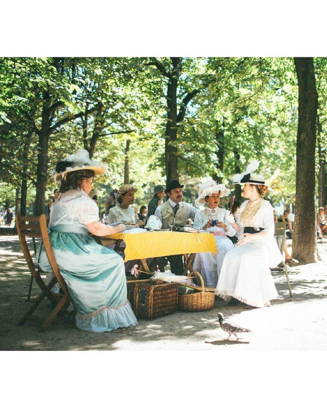 VuTheara Khamさんのインスタグラム写真 - (VuTheara KhamInstagram)「Paris Timeless, Luxembourg Garden, Paris (2016) 🎨 It's a series of photos taken in the Luxembourg Garden that I have never published, nor the time to edit.  During this lockdown, I have a lot of time looking my pictures taken these last years, and to do some series of images.  I rarely go to the Luxembourg Garden and I came across this scene by random. Paris is like a painting of Renoir.」4月25日 22時56分 - vutheara