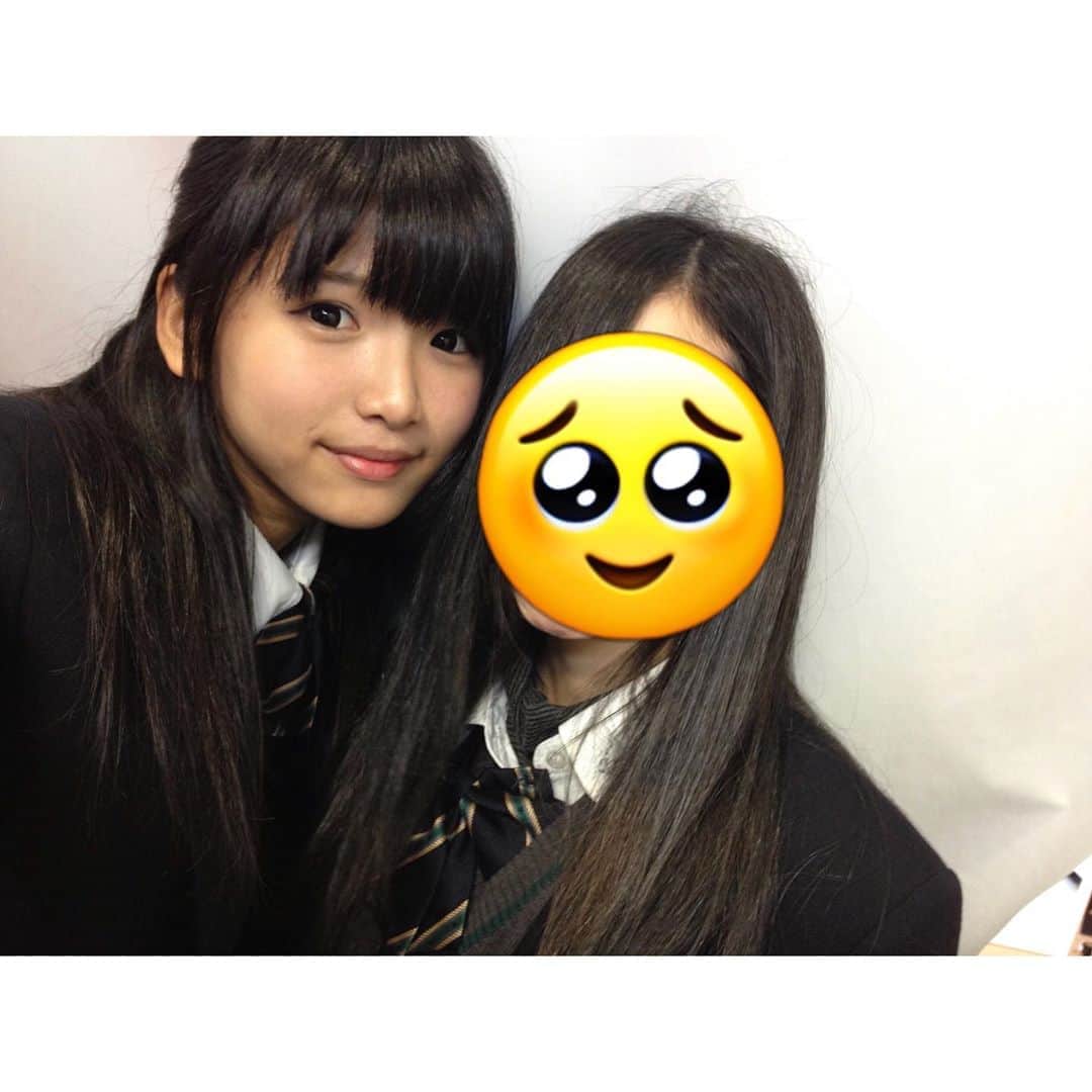 山本ゆうかのインスタグラム：「﻿ ゆうかちゃん。﻿ 人生の可愛さのピークは高2でした。﻿ ﻿ ﻿ ﻿ という話を今日 #イチナナライブ  で話したのですが﻿ 今写真遡って見てみると、案外今の自分の方が可愛い気がしてきました。﻿ 激盛れ写真がこれ← ﻿ ﻿ ﻿ てかこの写真の私黒いな……？？？﻿ ベースメイクが上手に出来ていないので﻿ えらいこっちゃなお肌ですね()﻿ ﻿ ﻿ ﻿ 女性ってほんとに綺麗になりますよね﻿ 同窓会行った時に、皆顔は変わってないけど﻿ 本当に綺麗になってて、女性の伸び代凄いなぁ﻿ と感動していました。﻿ ﻿ ﻿ ﻿ 私も、同級生とかに「綺麗になったね！」﻿ って言われるようになりたいなあ( ˘ω˘ )﻿ ﻿ ﻿ ﻿ #思い出 #高校生 #修学旅行 #制服」