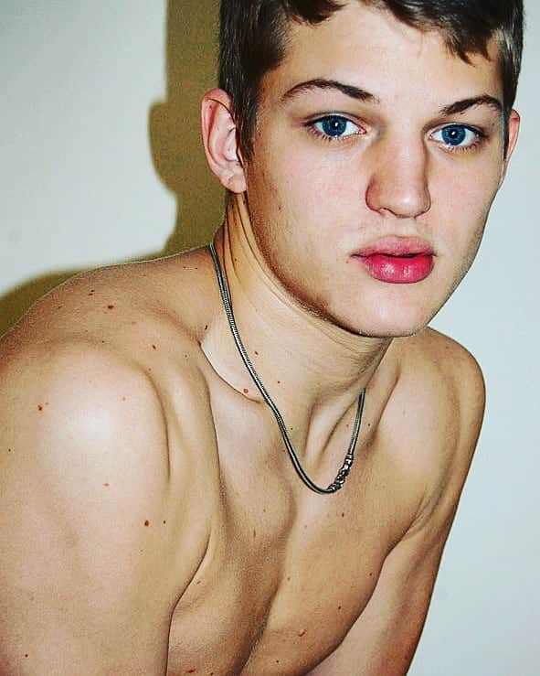 セバスティアン・ソーブのインスタグラム：「Here's to over 11 years in the game 🤟🏼🕴️ This one was my first ever photo taken the day I walked into @premiermodels by @theaestheticfile my original agent🧞‍♂️」