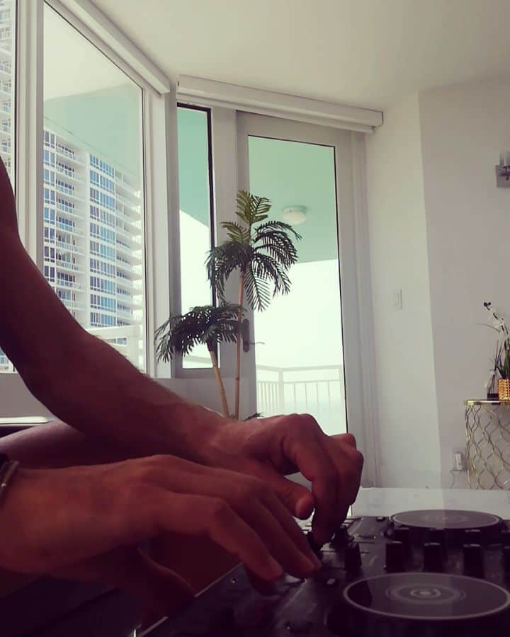 のインスタグラム：「#forzaitalia #liberazione #positivevibes #ligabue #degregori #music #imagine #vivalitalia #beatles #dj #miamibeach #southpoint」
