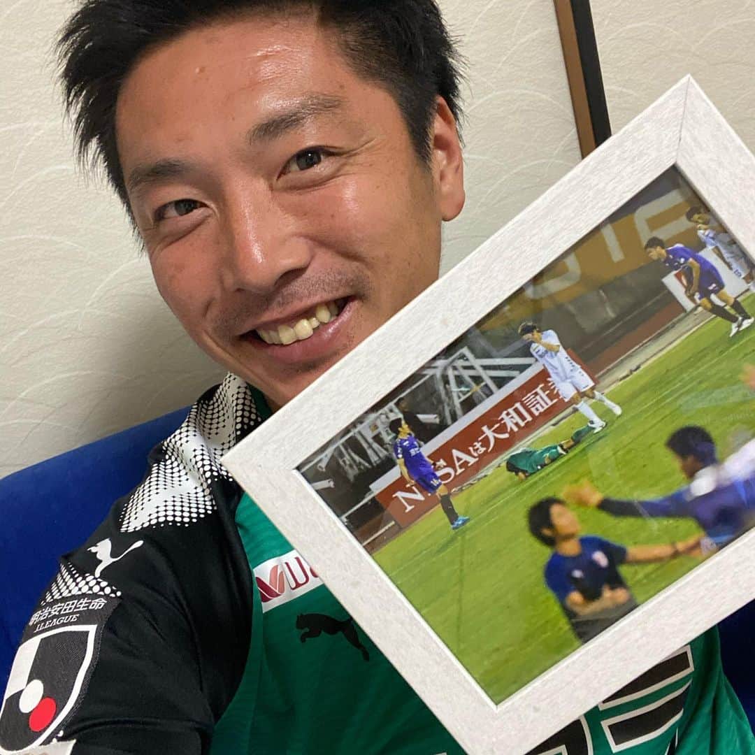 のインスタグラム：「京都サンガの選手として初めて西京極で試合に出た去年のヴィファーレン長崎戦。 ラストワンプレー、クロスボールをキャッチして試合終了。 嬉しくてボール抱きしめてギューってしてチューってしてた！！笑 それを撮ってくれた方から頂いた思い出のシーン。 こんな時だからこそファン、サポーターさんにとても感謝してるし、それを伝えたいし伝えていきたいなと。 いつも皆さんありがとう！！ #ナカマー　#ジドリー」