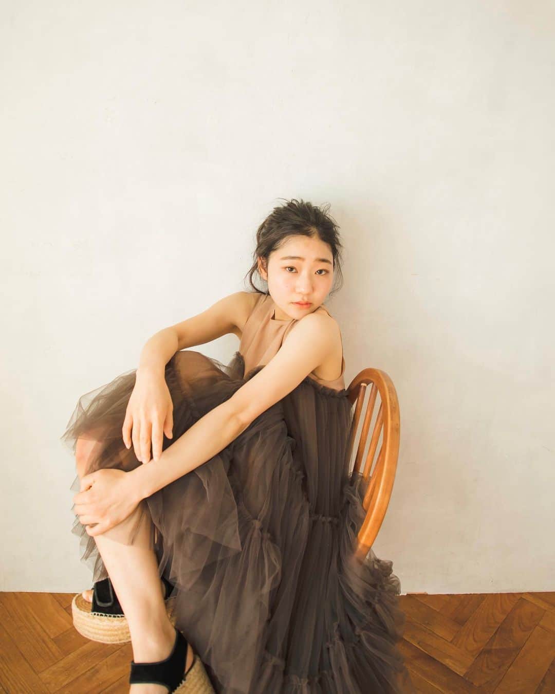 斎藤なりのインスタグラム：「ご質問頂いただきました🌷 「チャイの作り方を教えて欲しいです」 とご質問頂いたのでお答えします！ . 【基本的なスパイス】 ☑︎好きな茶葉 ☑︎シナモン ☑︎クローブ ☑︎カルダモン ☑︎ベイリーフ(あっても無くても可) を使って好みの割合に測ります！ . わたしは一度に15杯分ぐらいまとめて作ってます！ 出来るだけ香りを分散させたいので カルダモンとクローブをすり鉢で砕いて 調合してます🌷 . 分量測ったら砕いたら全部ミックスして完成💮 あとは普通の紅茶を入れる要領で 煮出したら飲めます🌿 . 具体的なスパイスの比率は わたしのハイライト"朝の一杯"に 毎回載せてるのでチェックしてみてね🇯🇵」