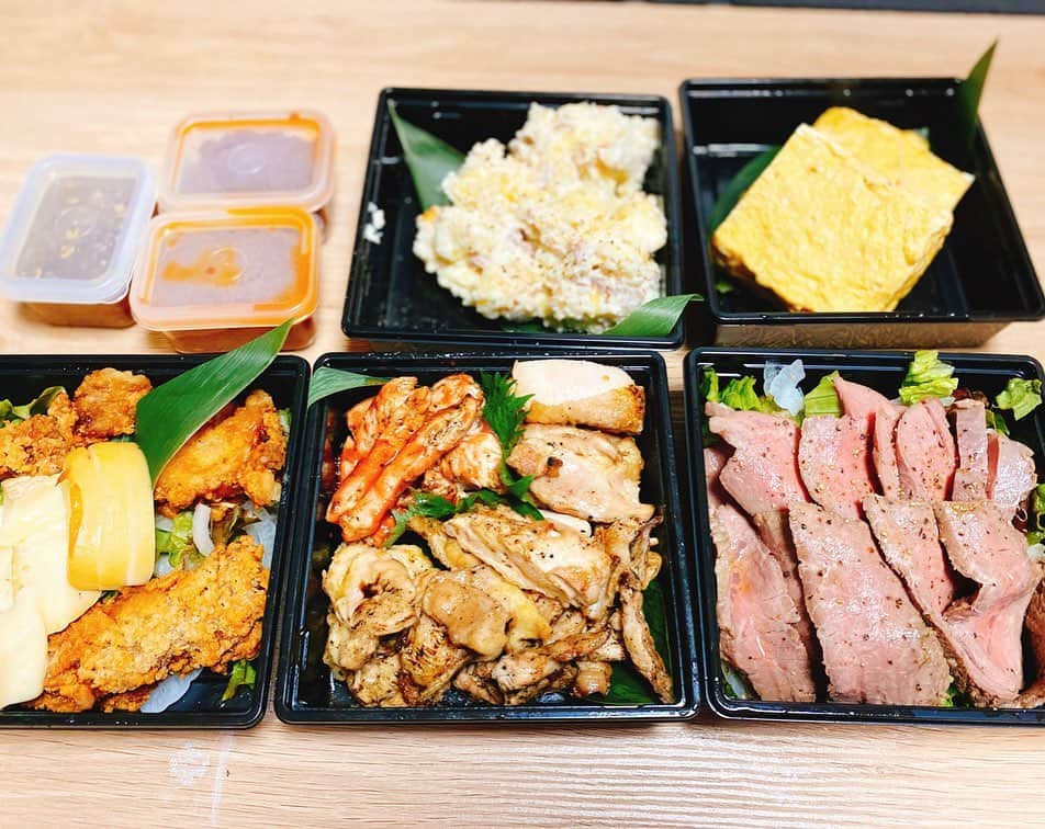 のインスタグラム：「#おうちでまんま  ずーっと食べたくって。 でも我が家は、気管支の弱い娘の感染リスクを少しでも下げるため、私は仕事をキャンセルして自宅保育に切り替え、主人に娘と２人でスーパーも禁止されているので、電車で東新宿に行ってテイクアウトなんて夢のまた夢…😢 だったのですが。 ． 大将の齋藤さん自らバイクで宅配してくださいました！！ ． これがまた写真以上のボリュームで。 主人と２人でちょっぴり残ったので、明日も余韻に浸りながらいただこうと思います♡ ． まんまの名物「無限の素(写真左上)」も届けてくださって、今日は冷蔵庫に入っていた大根とニンジンで作ってみました！ ． 美味しかった☺️☺️☺️ ． 無限の素は20回分購入したので、他にも色々試してみようと思います😋 ． #まんまグラム」