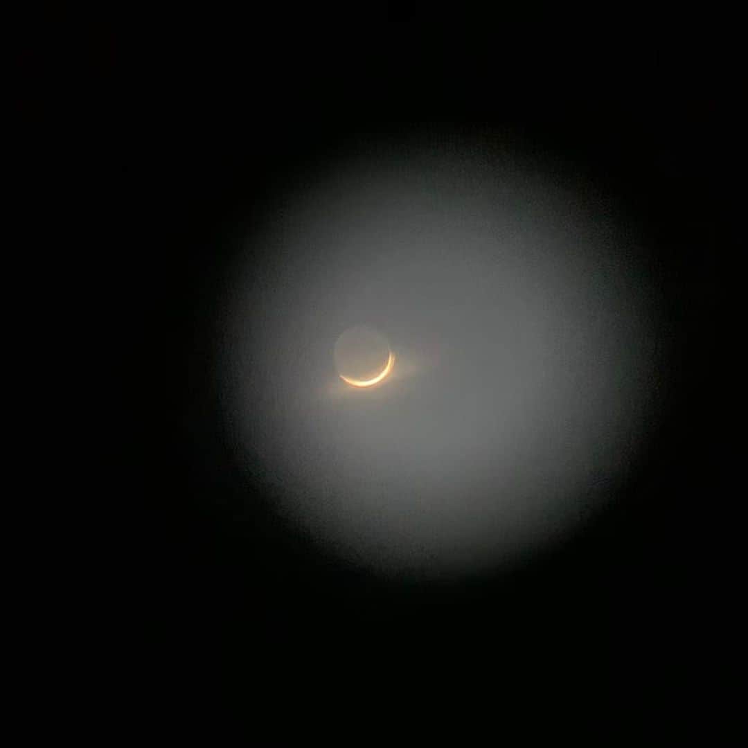 ノーマさんのインスタグラム写真 - (ノーマInstagram)「ほっそい三日月と金星が並ぶ姿にときめく夕暮れでした🌙♥️ #sunset #iPhoneすごい #2枚目は双眼鏡越し」4月25日 23時28分 - noma77777