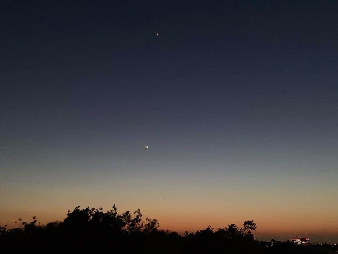 ノーマさんのインスタグラム写真 - (ノーマInstagram)「ほっそい三日月と金星が並ぶ姿にときめく夕暮れでした🌙♥️ #sunset #iPhoneすごい #2枚目は双眼鏡越し」4月25日 23時28分 - noma77777