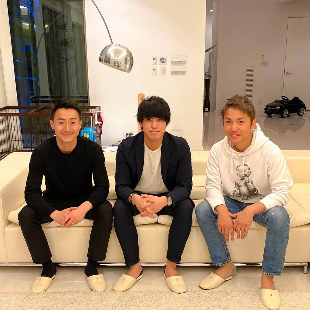 美容整体師川島さん。のインスタグラム：「関西セラピストYouTubeチーム始動🎥 . 15店舗経営者の粟田社長と 4店舗経営者のホリ先生。 . こんな環境で学べることに感謝。 僕も常にグレードアップし続けます。 . そんな15店舗経営する粟田社長が YouTubeチャンネル開始しました！ . 店舗展開していくまでに 必要なスキルやノウハウを発信してくれるそう。 おれも勉強させてもらうから、 みんなも見て勉強してみて！ . #川島悠希 #整体 #YouTuber #経営者」