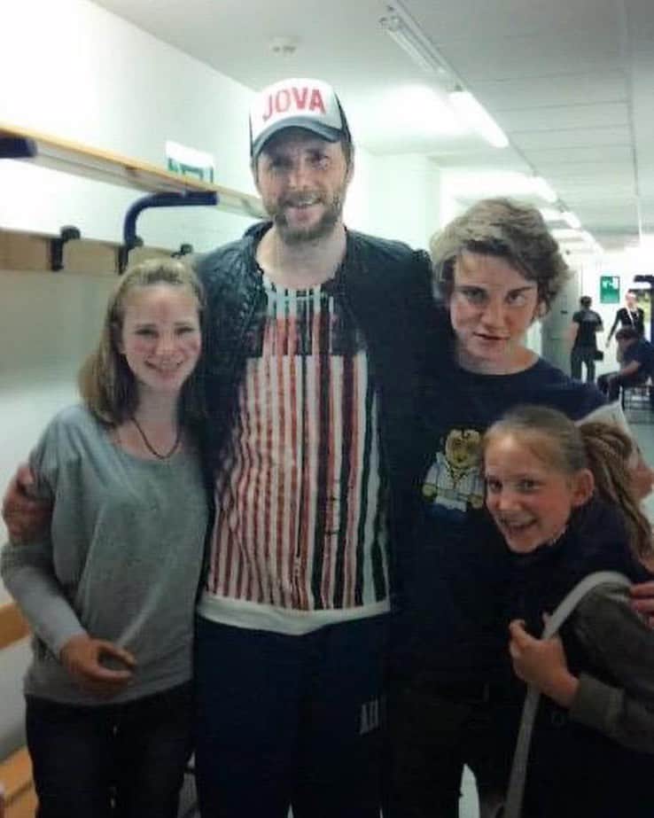 ベアトリーチェ・ヴィオのインスタグラム：「25 aprile 2011 il nostro primo incontro con Lorenzo. Sono passati 9 anni ed è nata una amicizia tra i Cherubins ed i Vios. Bella, profonda, libera... da tutto e da tutti.  Viva la Libertà! 💕🙌🏼」