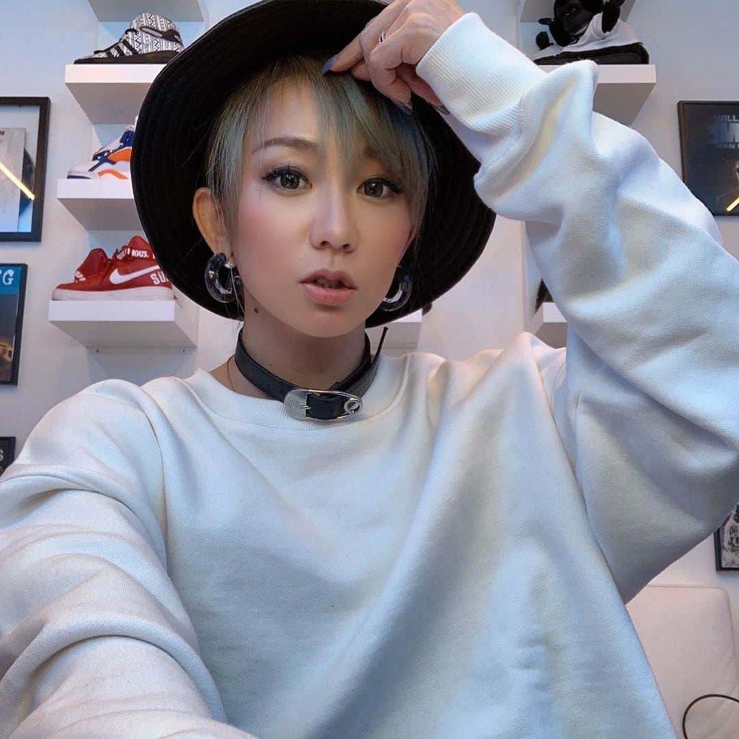 倖田來未さんのインスタグラム写真 - (倖田來未Instagram)「本日、﻿ DJ KOO先輩(@dj_koo1019 )のYouTubeチャンネルの生配信にゲスト出演させていただきました！！！﻿ ﻿ めちゃめちゃ楽しくて、気付いたら、1時間以上喋ってました。﻿ KOOちゃんMIXや、昔の話やら、あたしのどーでもいい話をたくさん話させていただきました！﻿ 20周年というもあり、たくさん昔の話で盛り上がりました！！﻿ KOOちゃんmixの時間もさよならするはずが、居残るという爆笑﻿ ﻿ 改めまして、﻿ KOOチャンパイセンめちゃかっこよです、、、﻿ ﻿ DJしてる姿見て、ほんまかっこえーー！！！！﻿ て、惚れ直してしまいました！！﻿ ぜひお時間ある方、また見て下さい！﻿ ﻿ それにしても、﻿ ほんま、ちょいちょい出るタメ口。﻿ 最低な後輩泣﻿ ﻿ こんな後輩を可愛がっていただきありがとうございます。﻿ 感謝でしかないです！！﻿ たくさんの笑顔をありがとうございました！！！﻿ ﻿ #また #呼んでください！ #前髪が伸びて #さっき #ザクザク #セルフカット #キッチンでやったんですが #前髪もー少し切ろうかな #まつげに当たってずっと #髪の毛触ってた件 #DJKOO 先輩 #YouTube #生配信 #ご視聴頂き #ありがとうございました #倖田來未 #kodakumi」4月25日 23時46分 - kodakumi_official