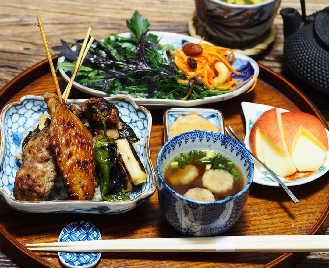 まこ/makoのインスタグラム：「. 焼鳥市松の焼き鳥を、おうちで食べられる幸せ！ . お店で食べると追加串もして10本以上余裕だったけど、おうちだとこれで満足。美味しかった！ 早くお店に行けるようになりたいなぁ。 いつも、ここのお店の方々、明るくて元気でパワー貰える。 . . 最近テイクアウトばかりですいません。お恥ずかしながら、最近作る意欲がわかなくて、、。 お店さまさま、器さまさま、有難いです！！ . . . . . . . . . . . . . . うちんちから3.40ふんで着くおばあちゃん家に、こんな時期だから行けないのがつらい。 でも、おばあちゃんから一週間に1、2回電話があり『ma_koちゃん、大丈夫？身体気をつけてな』って。 おばあちゃんの方が気をつけないといけないんだけど、孫の体調を心配してくれます。 『会社休んだらいいのに？あかんの？そうか、、、おばあちゃんみたいな人がいっぱいおるから、いかなあかんねやね。しょうがないな』って毎回同じことを聞いてきては納得して電話をきります。 早く会えるといいなぁ。 . . . . . . . .  #焼鳥市松#焼鳥#テイクアウト#大阪テイクアウト#晩ご飯#晩ごはん#お盆deごはん #おうちごはん#おうちごはんlover #クッキングラム#タベリー#料理#ワンプレート#和食#和ンプレート#ワンプレートごはん#器#カラフルワンプレート#japanesefood#washoku#요리 #집밥 #일본가정식 #古伊万里#中里博恒#中里博彦#心和庵#竹俣勇壱#稲葉カヨ」