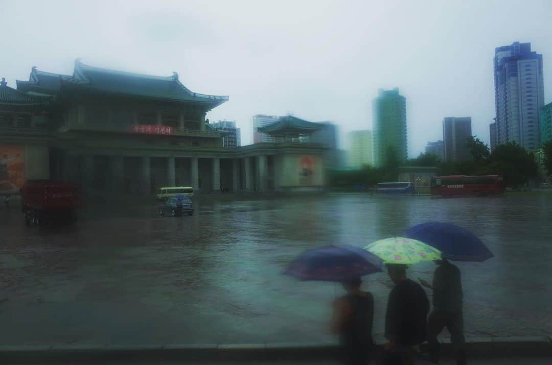 堀潤のインスタグラム：「雨の平壌。去年、一昨年と訪ねた。そこに暮らしがあった。#自宅旅」