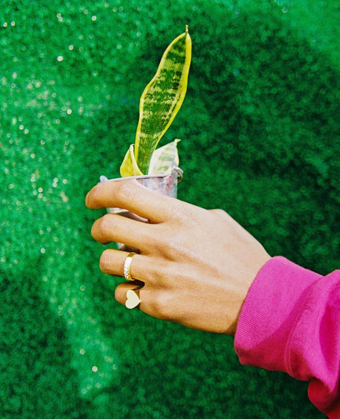 UlalaGirlのインスタグラム：「With big respect and gratitude to the all medical workers in the world. I I added national center for global health and medicine to the one of the donation destinations of @mr.saturday.jewelry . If you purchase some jewelry at my shop, you can always donate there. Again, I really respect health care workers. Thank you so so much for helping people.  沢山の敬意と感謝を込めて。 @mr.saturday.jewelry の寄付金先に、国立国際医療研究センター様を追加いたしました。 Mr.Saturdayでお買い上げ頂いた際には、寄付先を選択していただけます。  私の尊敬している友人の病院でも、コロナ患者の受け入れが始まったようです。 不安もあると思います。 医療従事者の皆様、本当に本当にありがとうございます。」