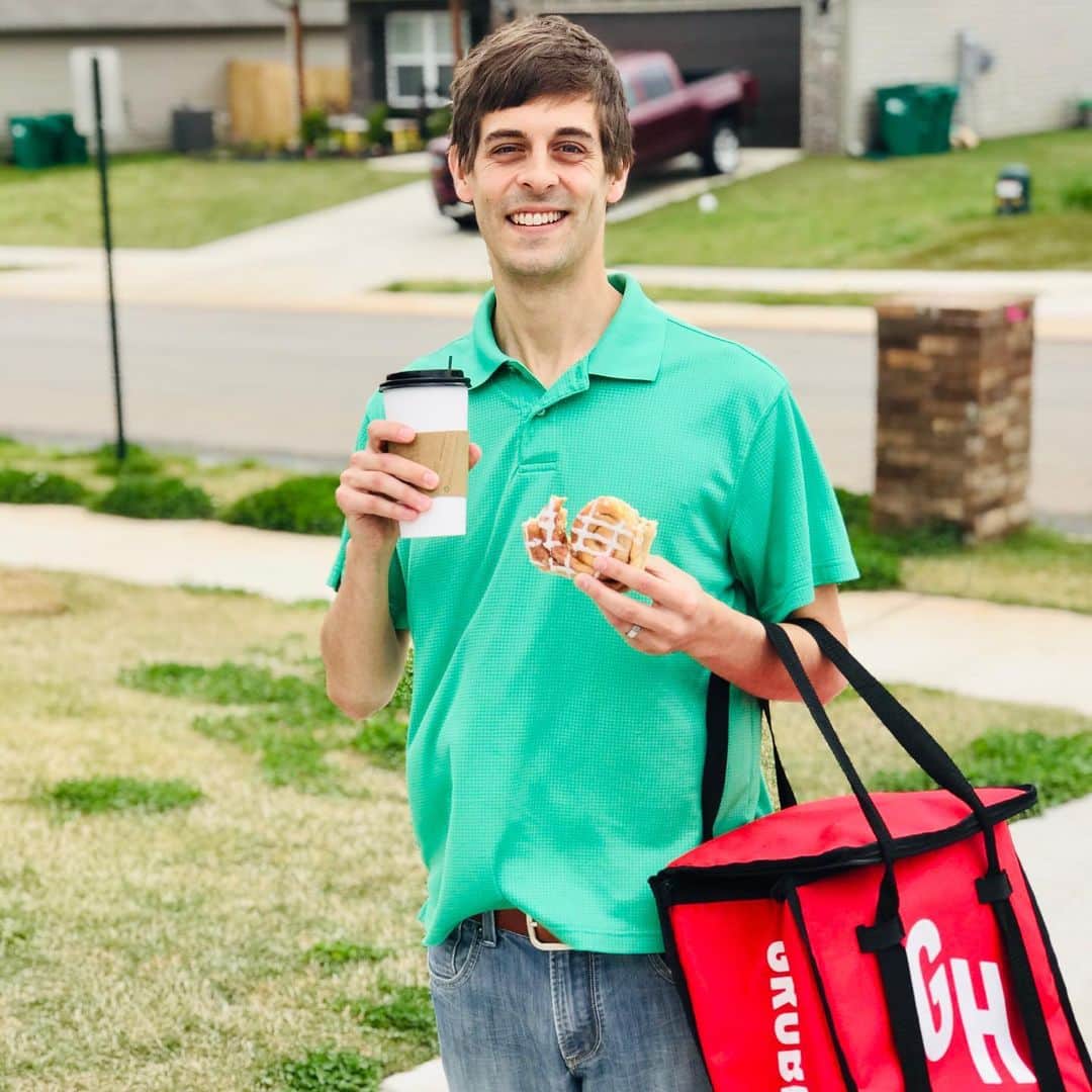 デリック・ディラードのインスタグラム：「Thankful for @daylightdonutsinlowell and other @grubhub partners who support drivers with food on the run. #daylightdonuts #kennedycoffee」