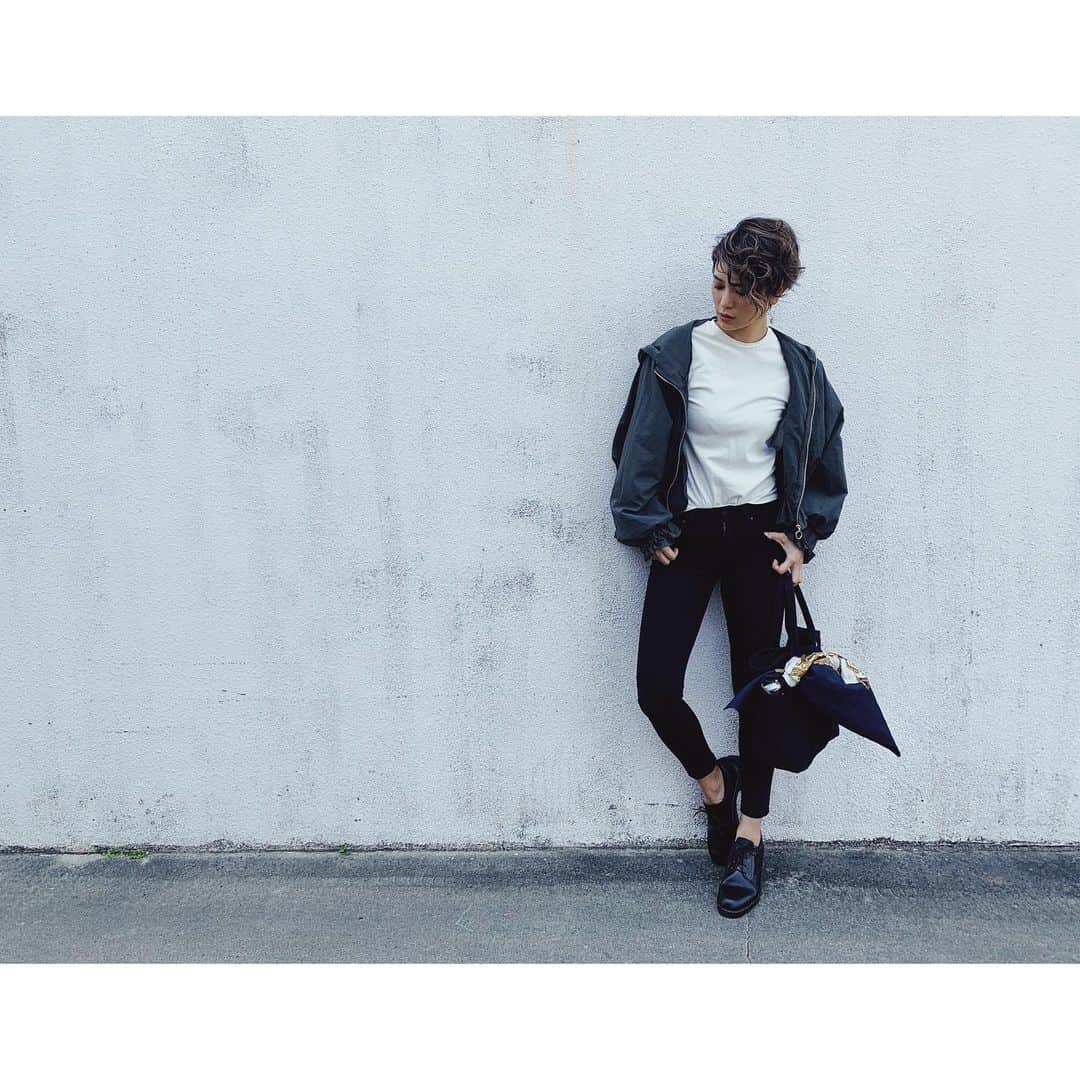 金城優華のインスタグラム：「【いつかの写真】 クルクル巻き髪  #ママコーデ #大人コーデ #fashion #uniqlo  #ootd #igers  #vscocam」