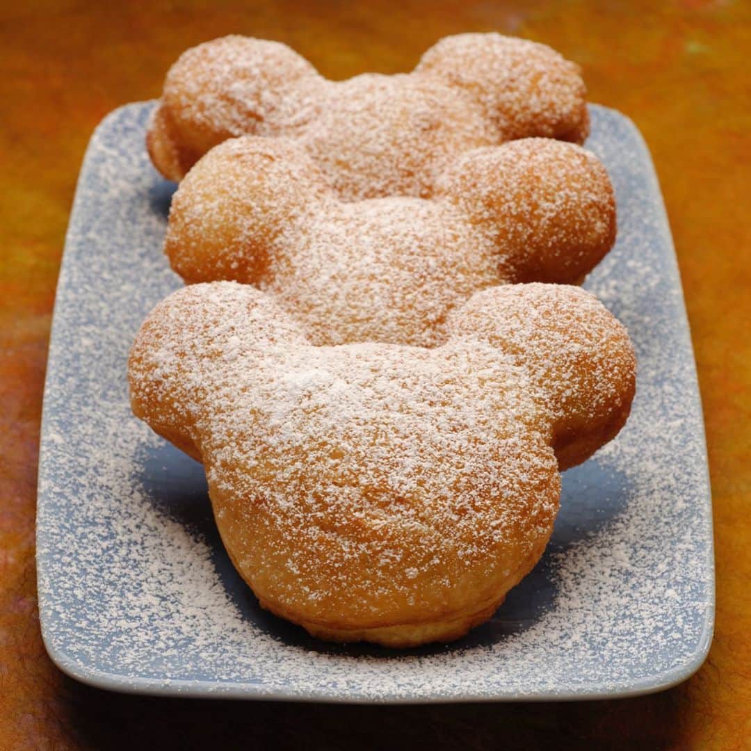 ミッキーマウスさんのインスタグラム写真 - (ミッキーマウスInstagram)「It’s time for Mickey Beignets! ✨💜🤤 Find out how to create the fan-favorite, fried treat recipe from @Disneyland and @WaltDisneyWorld at the link in bio! #DisneyMagicMoments」4月26日 0時03分 - mickeymouse