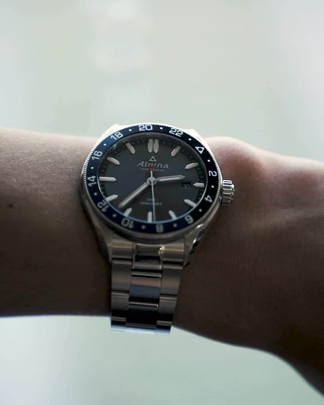 のインスタグラム：「The Alpiner’s classic style, precision and durability make is a favorite for a sportsman and professional alike. You will enjoy its stainless steel 3-parts case with bi-directional turning black and navy bezel with white luminous markers.  #AlpinaWatches #AlpinerQuartzGMT #ReachYourSummit More about the watch in bio.」