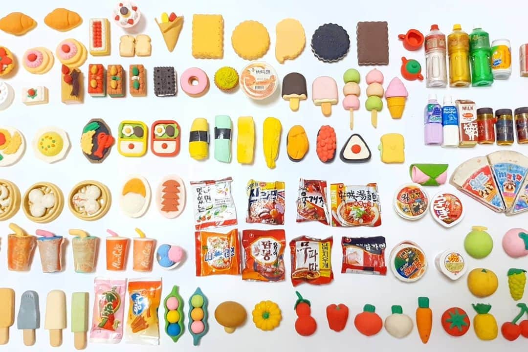 펭쨩さんのインスタグラム写真 - (펭쨩Instagram)「어릴때 모았었던 음식모양지우개🍑 . . . . . 어릴때 모았던 지우개들 떼샷이에요💖 정리하면서 발견한 상자에 들어있었는데 초딩때는 정말 애지중지 소중하게 수집했던게 아직도 기억나네요ㅎㅎ12년-15년이 지나서 꼬질꼬질해진애들도 많지만 제가 평생 데려갈 애들중 하나입니다🌷 . . . . . . #미니어쳐#음식모형#지우개#키덜트#추억팔이#추억소환#90s#90년대생#장난감#toy#kidult#玩具#可愛い💕#可愛い#ゆめかわいい#アニメ#꼬마마법사레미#고전완구#おジャ魔女どれみ#小魔女DOREMI#セーラームーン#カードキャプターさくら#kawaii#collector#プリキュア#sailormoon」4月26日 0時08分 - yyj__24