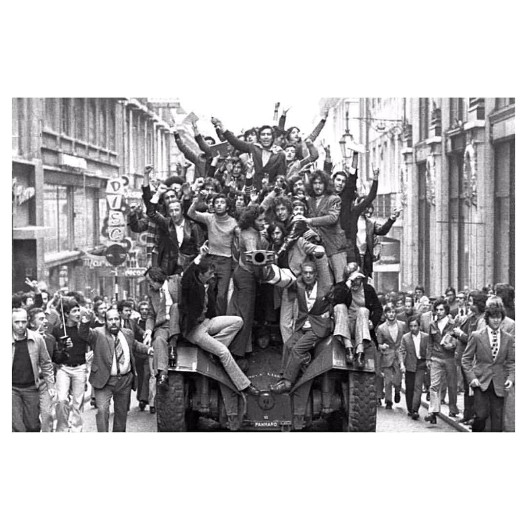 マルコス・フレイタスのインスタグラム：「25 de Abril, o dia da Liberdade! (1974) / 25th April, the day of Freedom! (1974)」