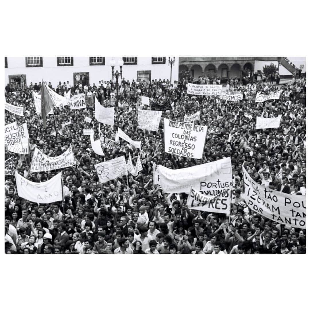 マルコス・フレイタスさんのインスタグラム写真 - (マルコス・フレイタスInstagram)「25 de Abril, o dia da Liberdade! (1974) / 25th April, the day of Freedom! (1974)」4月26日 0時08分 - marcosfreitaspt