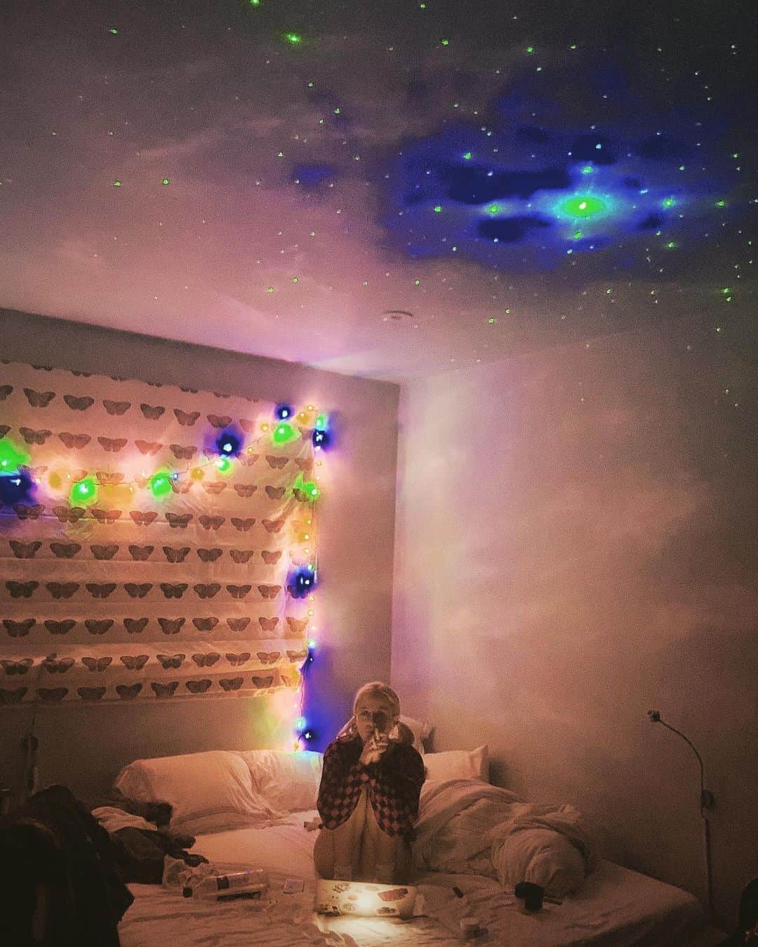 ロブ・モローのインスタグラム：「Hey, 19!  Happy Birthday, @tumorrrow among the stars. #Tu’sDay #Tu’sDayIsTuMorrow #TuMorrowIsHereTuday #TheFutureIsTumorrow #TheSunWillComeOutTumorrow #GroovyTu’sday #ThereIsOnlyOneTu #TuBeOrNotTuBe」