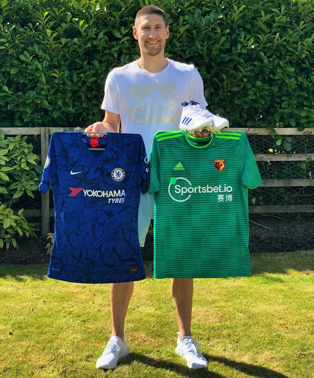 フェデリコ・フェルナンデスのインスタグラム：「Last CHANCE to play the GAME and win my signed BOOTS ⚽️. . 1) Guess the two PLAYERS that I changed t-shirt with.  2) Tag 3 FRIENDS.  3) Like the POST & share in your HISTORY. . Announcing the winner Monday 27th of April.」