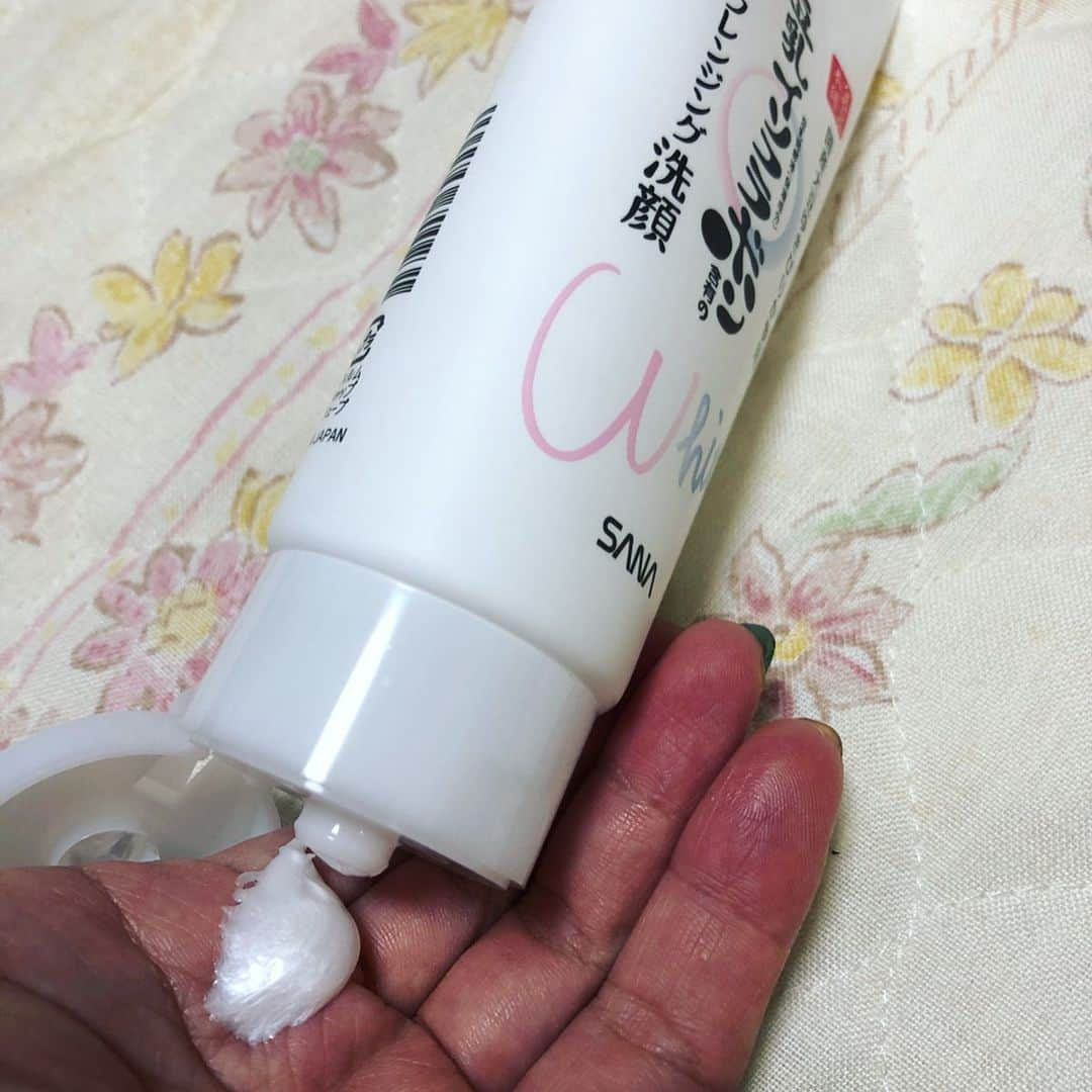 世手子さんのインスタグラム写真 - (世手子Instagram)「Cleansing and skin care with whitening items(=´∀｀) My son was able to sleep a long time at night🌙 May everyone's family be happy tomorrow👨‍👨‍👦‍👦 https://nameraka.jp @nameraka_honpo  我が子が眠った後に #スキンケア ^ - ^ サナ #なめらか本舗 #薬用クレンジング 洗顔N  サナ なめらか本舗 #とろんと濃ジェル薬用美白Ｎ  の #美白ライン リニューアル商品を使ったよー(*^▽^*) #ゆきぴりか という #白目大豆 が原材料になってる(^o^) 薬用クレンジングずっとほしかったのよね＾＾ 使い心地もスッキリしてて好き❤️ とろんと濃ジェル薬用美白Ｎは、 とろーり人肌で溶けて、ぐんぐん浸透して気持ちいい(*´ω`*) これからあったかくなって紫外線も増えるので美白を気にして育児がんばろ♪( ´θ｀) #PR #常盤薬品工業 #ベストコスメ #プチプラコスメ #豆乳イソフラボン」4月26日 0時28分 - rojide