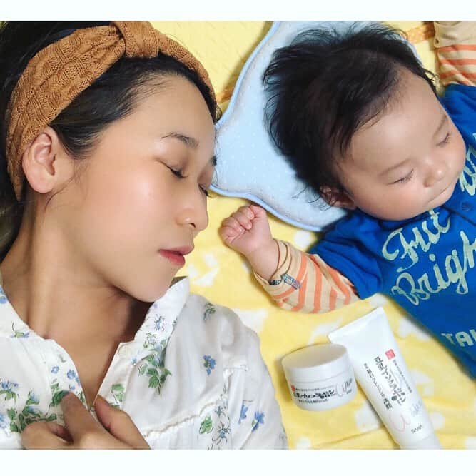 世手子さんのインスタグラム写真 - (世手子Instagram)「Cleansing and skin care with whitening items(=´∀｀) My son was able to sleep a long time at night🌙 May everyone's family be happy tomorrow👨‍👨‍👦‍👦 https://nameraka.jp @nameraka_honpo  我が子が眠った後に #スキンケア ^ - ^ サナ #なめらか本舗 #薬用クレンジング 洗顔N  サナ なめらか本舗 #とろんと濃ジェル薬用美白Ｎ  の #美白ライン リニューアル商品を使ったよー(*^▽^*) #ゆきぴりか という #白目大豆 が原材料になってる(^o^) 薬用クレンジングずっとほしかったのよね＾＾ 使い心地もスッキリしてて好き❤️ とろんと濃ジェル薬用美白Ｎは、 とろーり人肌で溶けて、ぐんぐん浸透して気持ちいい(*´ω`*) これからあったかくなって紫外線も増えるので美白を気にして育児がんばろ♪( ´θ｀) #PR #常盤薬品工業 #ベストコスメ #プチプラコスメ #豆乳イソフラボン」4月26日 0時28分 - rojide
