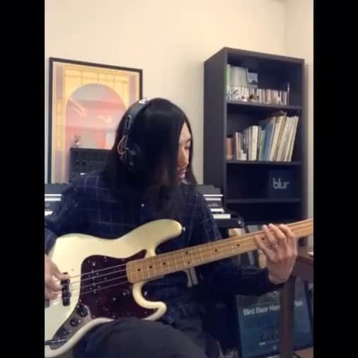 佐孝仁司のインスタグラム：「お家時間でsquarepusherのiambic 5 poetryを弾いてみました🏡 美しくて切ない名曲です。 今後も沢山演奏動画あげてこうかなと思ってますー！ 楽しんでくれたら幸いY！ #bass #bassist #basscover #squarepusher」